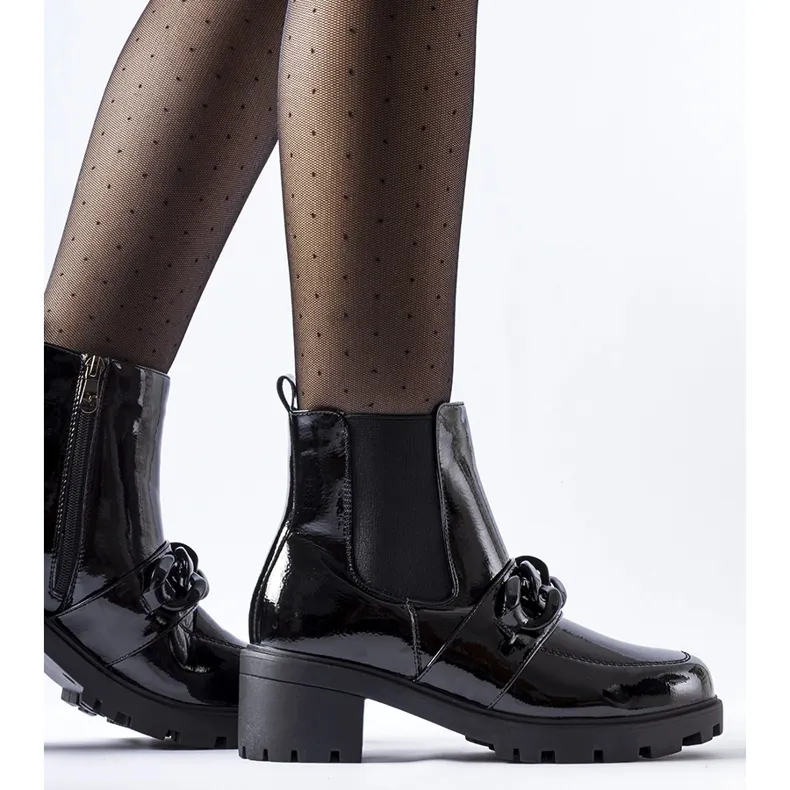 Bottines isolées en cuir verni noir avec boucle le noir