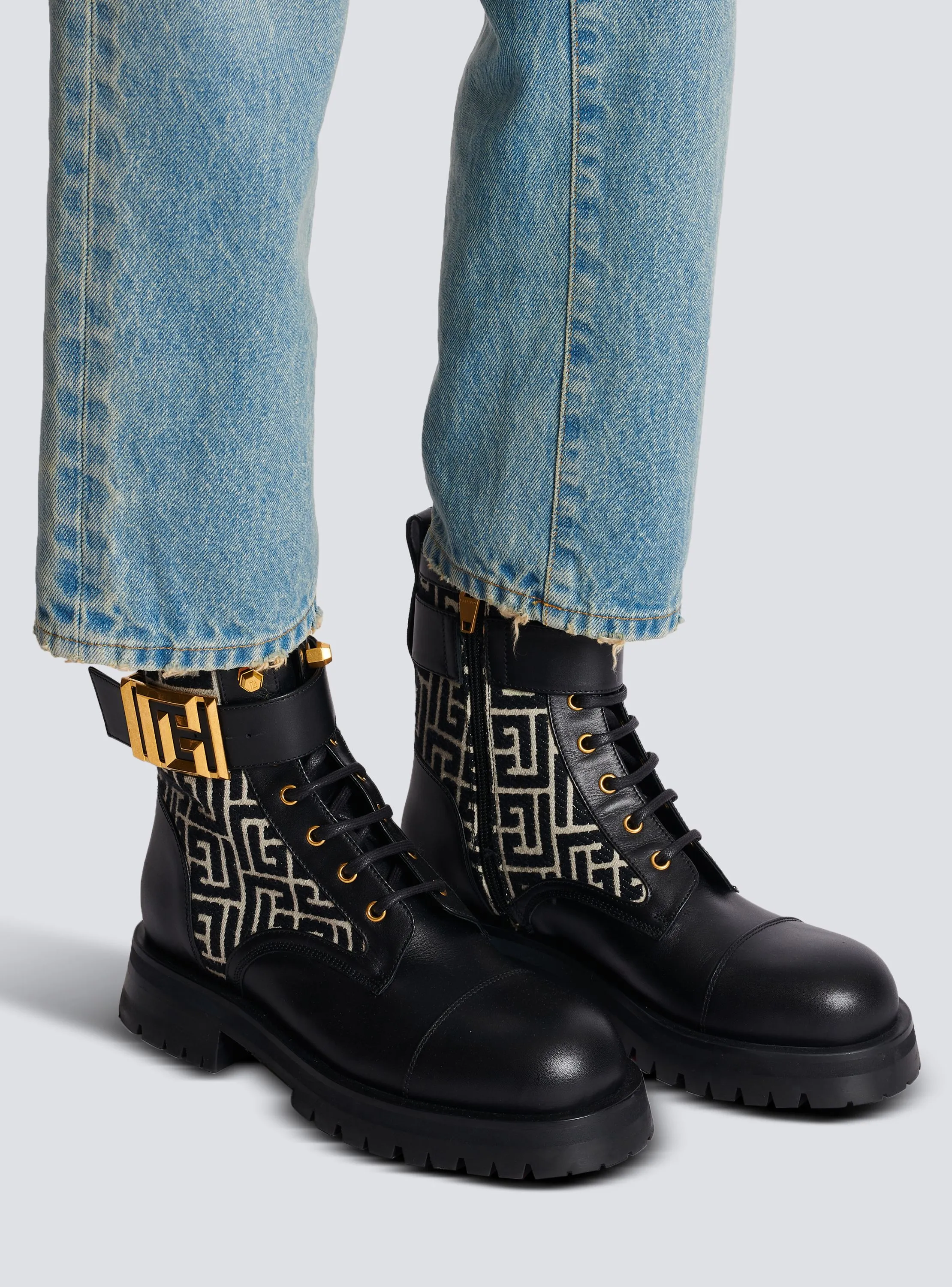 BOTTINES RANGERS CHARLIE EN CUIR ET JACQUARD MONOGRAMME - BALMAIN pour FEMME | Printemps