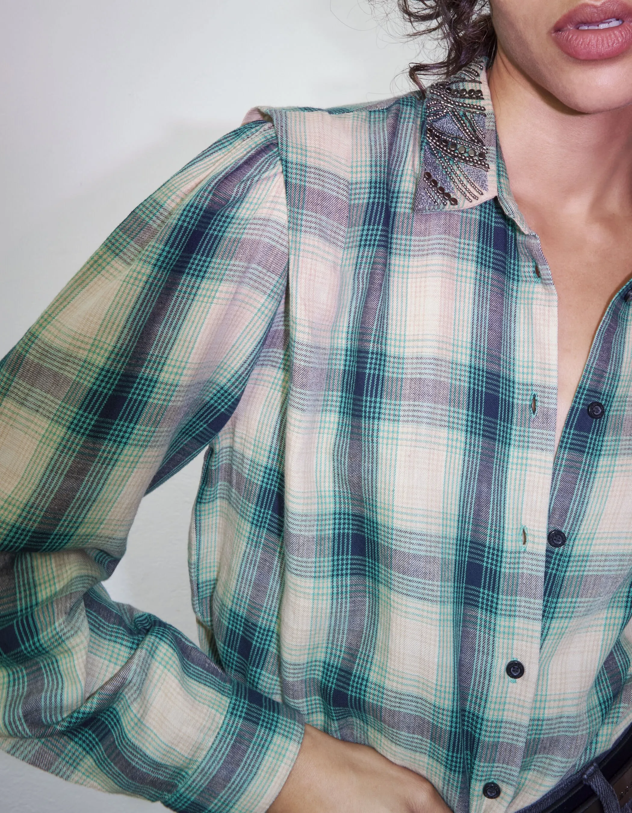 Chemise en coton à carreaux vert et blanc badge femme