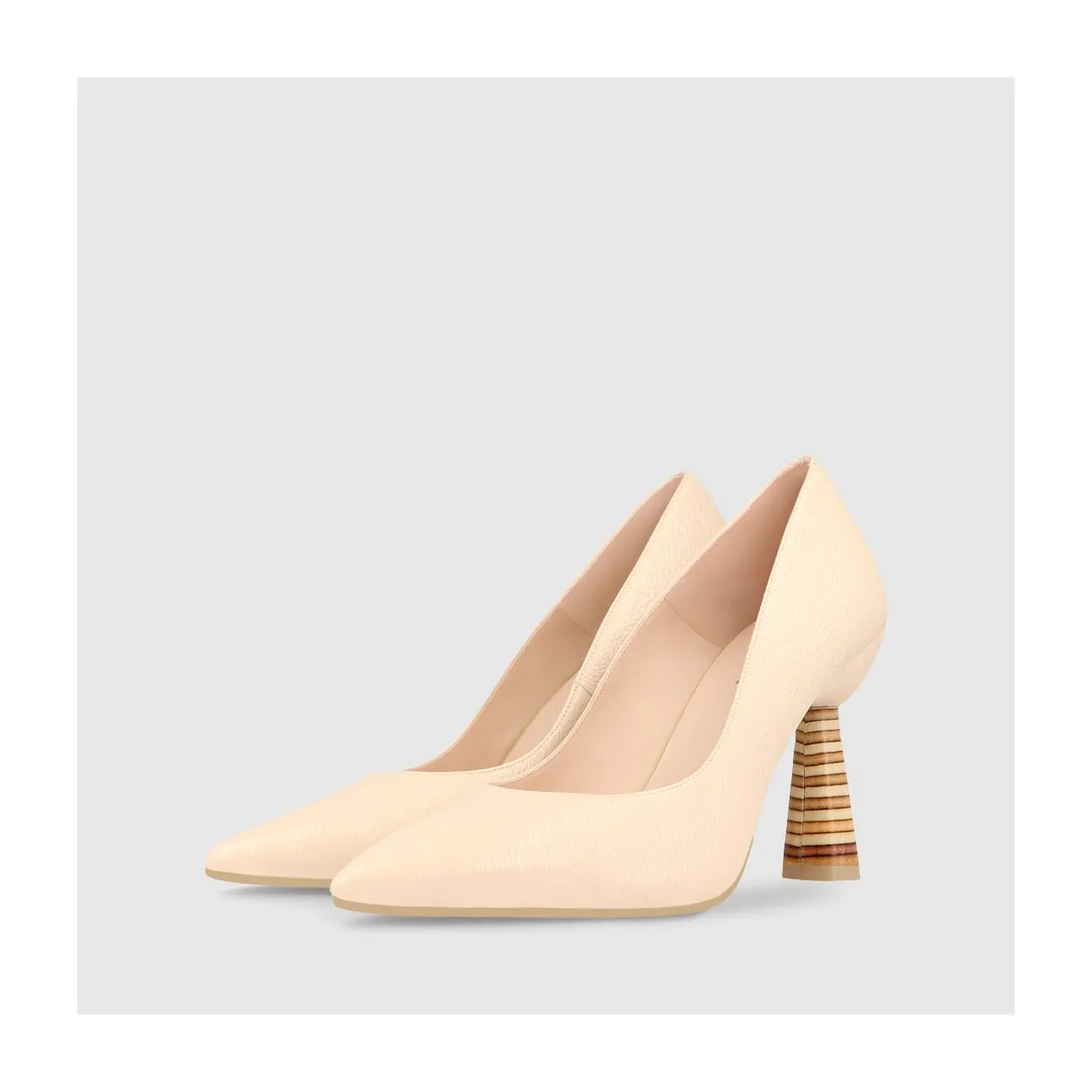 Escarpins femme en cuir verni fripé de couleur beige | LODI Chaussures pour femme en ligne.