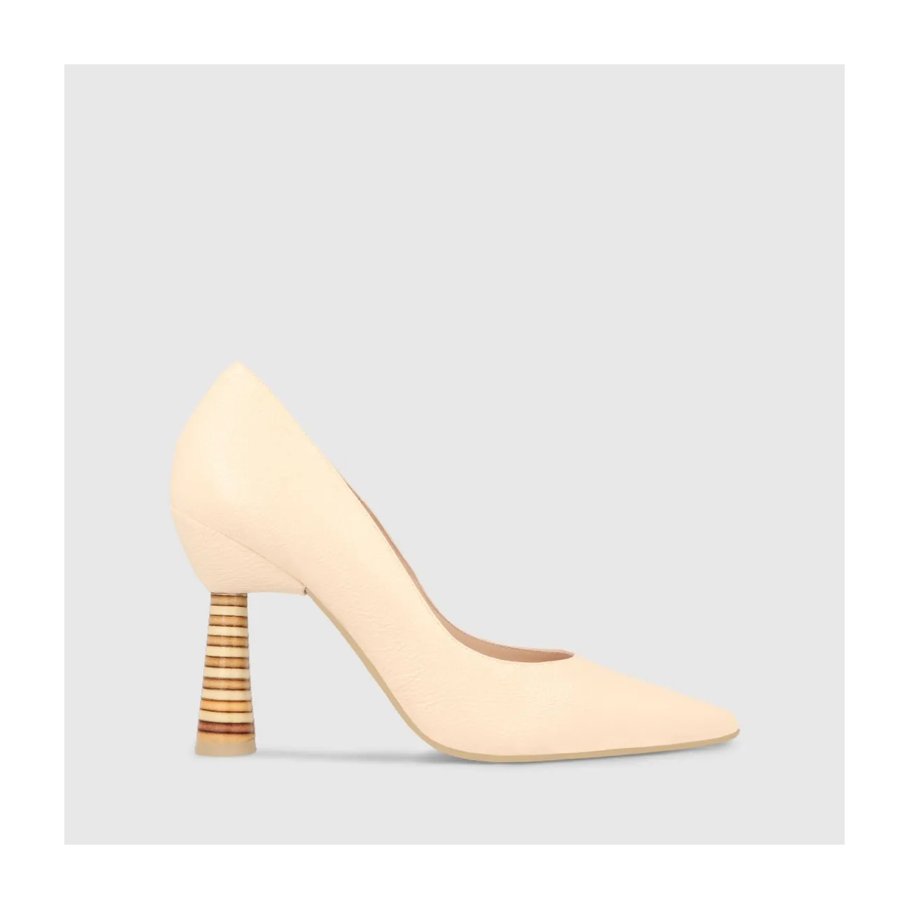 Escarpins femme en cuir verni fripé de couleur beige | LODI Chaussures pour femme en ligne.