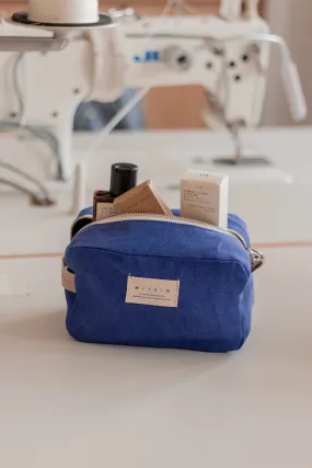 La trousse de toilette bleu