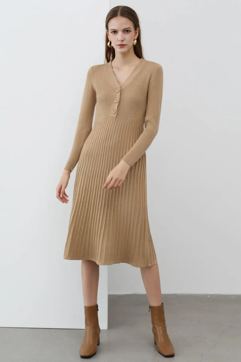 Robe en maille côtelée avec boutons en camel