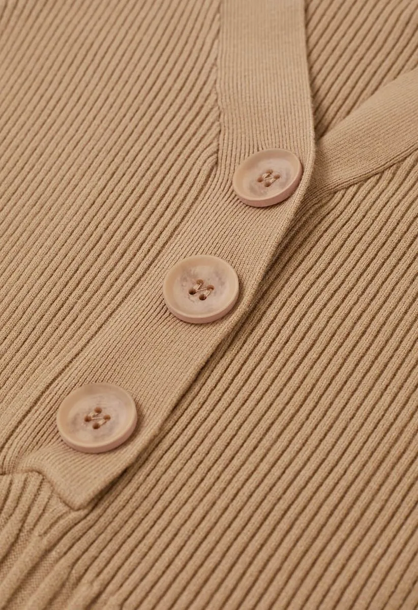 Robe en maille côtelée avec boutons en camel