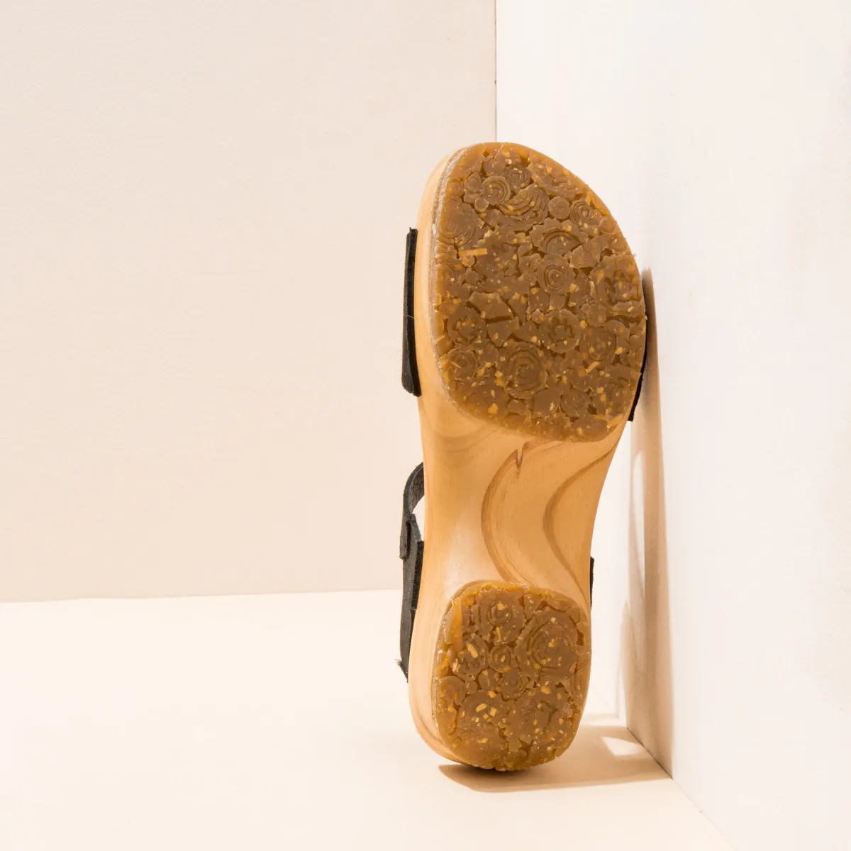 Sandales confortables véganes à plateforme en bois de pin naturel et cuir suédé - Noir