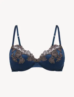 Soutien-gorge à armatures en soie bleue rehaussée d’une broderie en guipure «frastaglio»